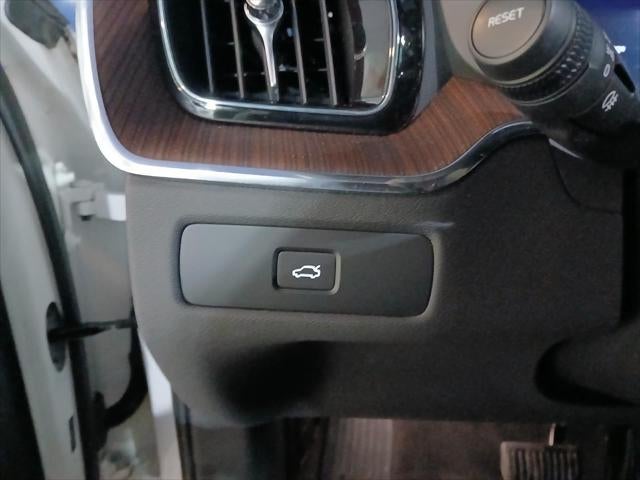 2023 Volvo XC60 Plus Dark Theme