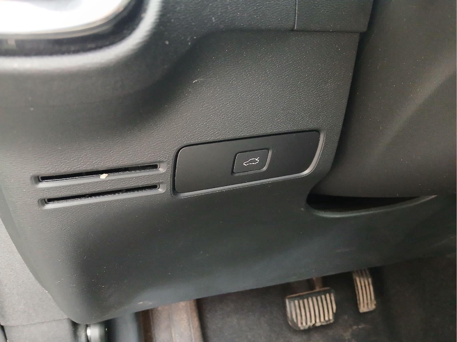 2025 Volvo XC40 Ultra Dark Theme