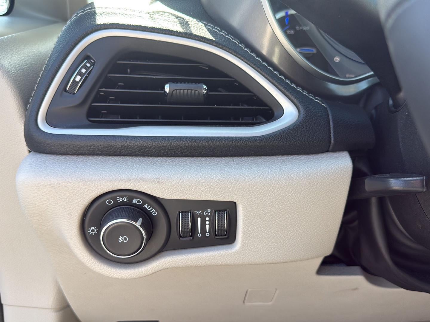 2023 Chrysler Pacifica Hybrid Touring L