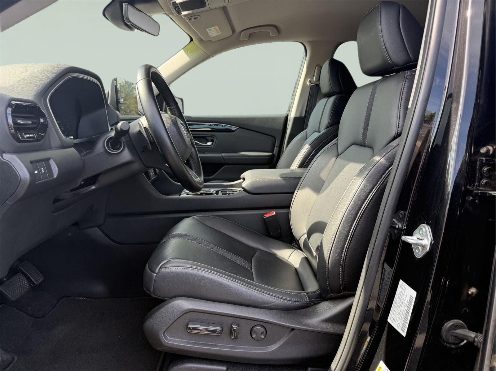 2023 Honda Pilot EX-L w/Rear Captain's Chairs