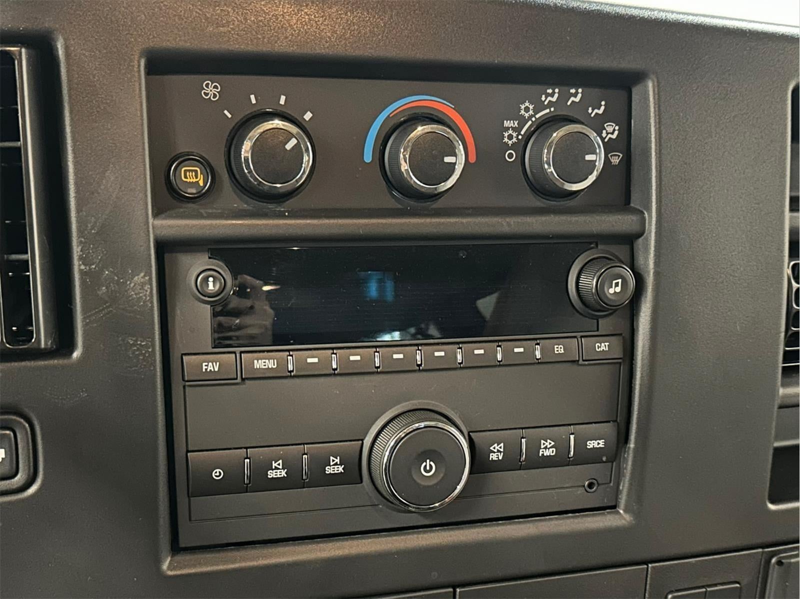 2025 Chevrolet Express Passenger 3500 1LT