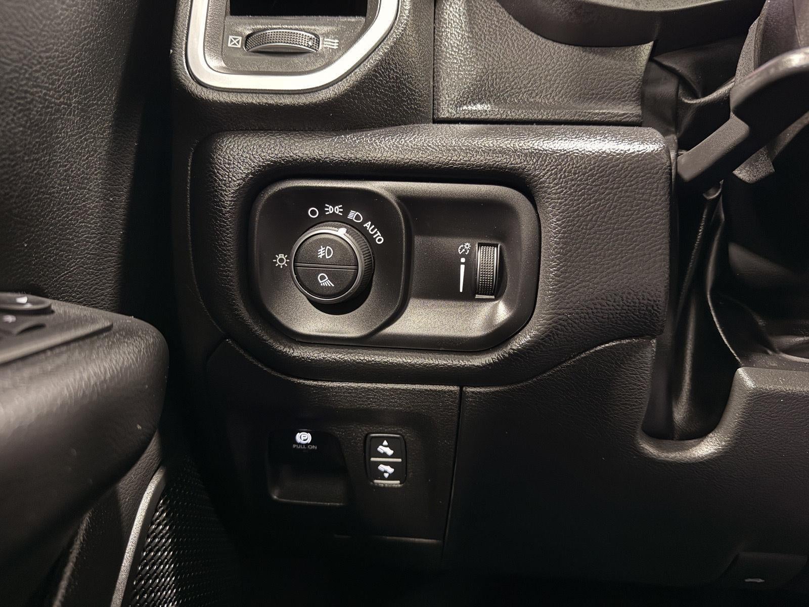 2022 RAM 1500 Big Horn Crew Cab 4x4 5'7' Box