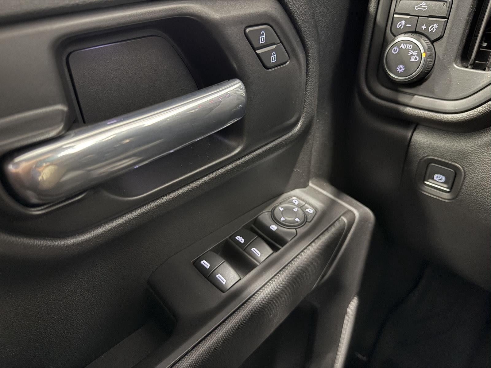 2021 Chevrolet Silverado 1500 4WD Double Cab Standard Bed Custom
