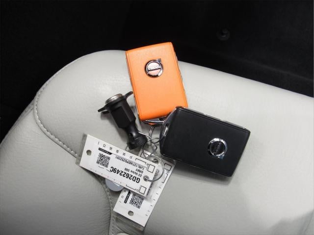 2023 Volvo S60 B5 Plus Dark Theme
