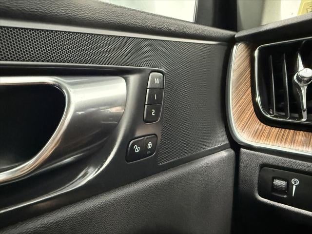 2021 Volvo XC60 T6 Momentum