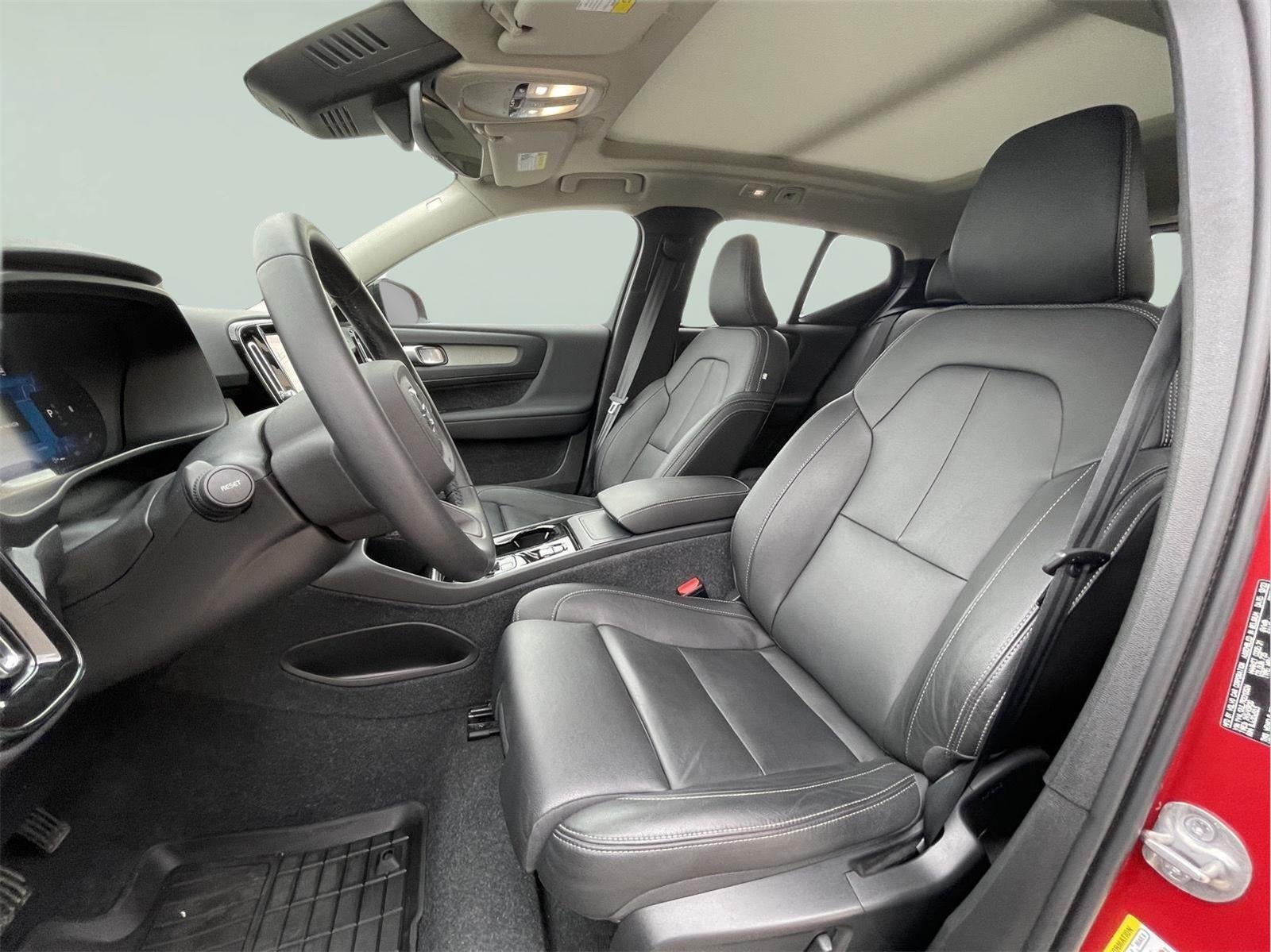 2024 Volvo XC40 Plus Dark Theme