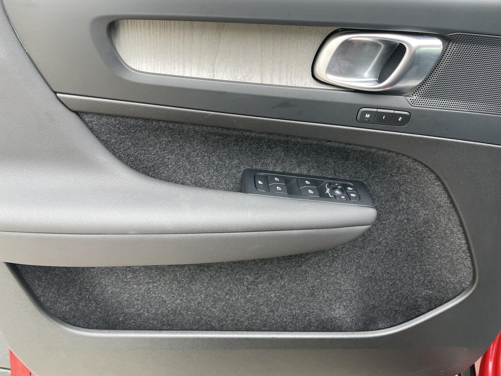 2024 Volvo XC40 Plus Dark Theme