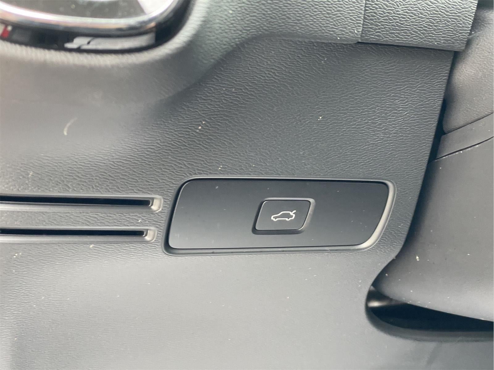 2024 Volvo XC40 Plus Dark Theme